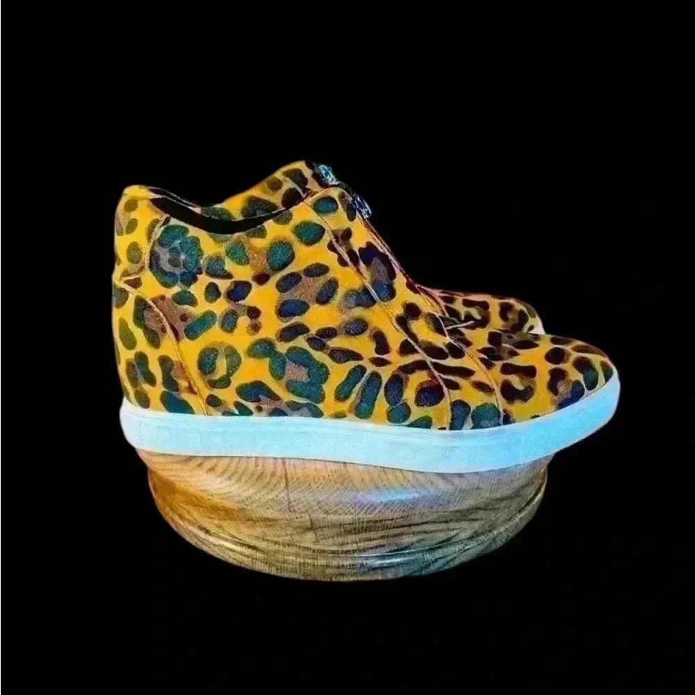 Blondo ladies 8M waterproof tennis shoes. Animal Print. Excellent condition.